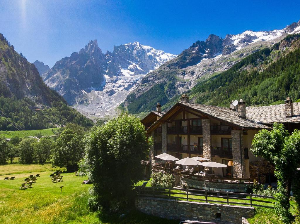 hotels with balcony in Courmayeur