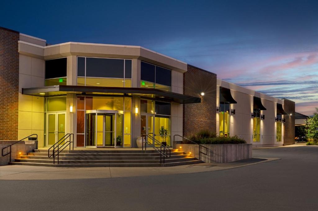 hotels with balcony in Iowa