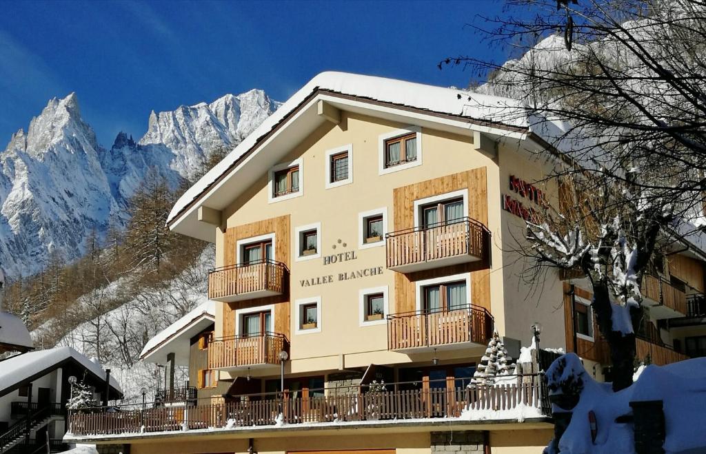 hotels with balcony in Courmayeur