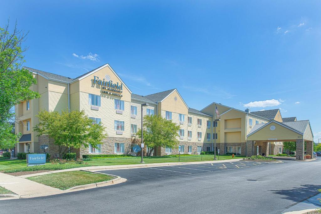 hotels with balcony in Naperville