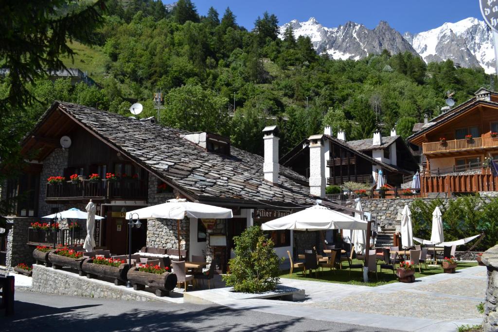 hotels with balcony in Courmayeur