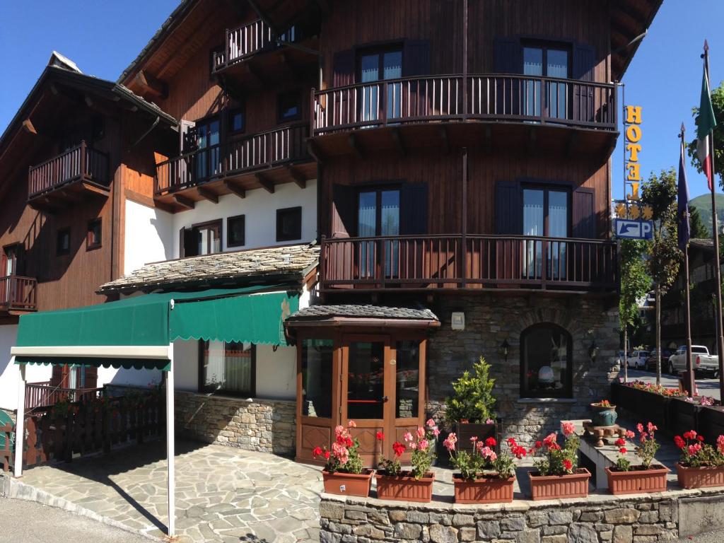 hotels with balcony in Courmayeur