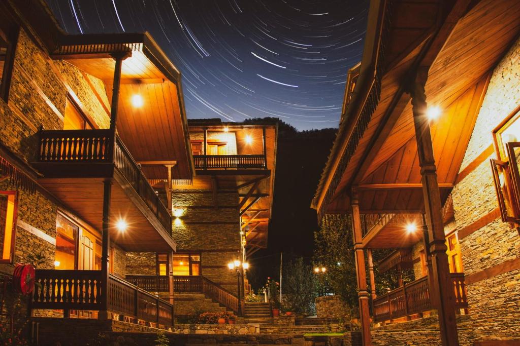 hotels with balcony in Manali