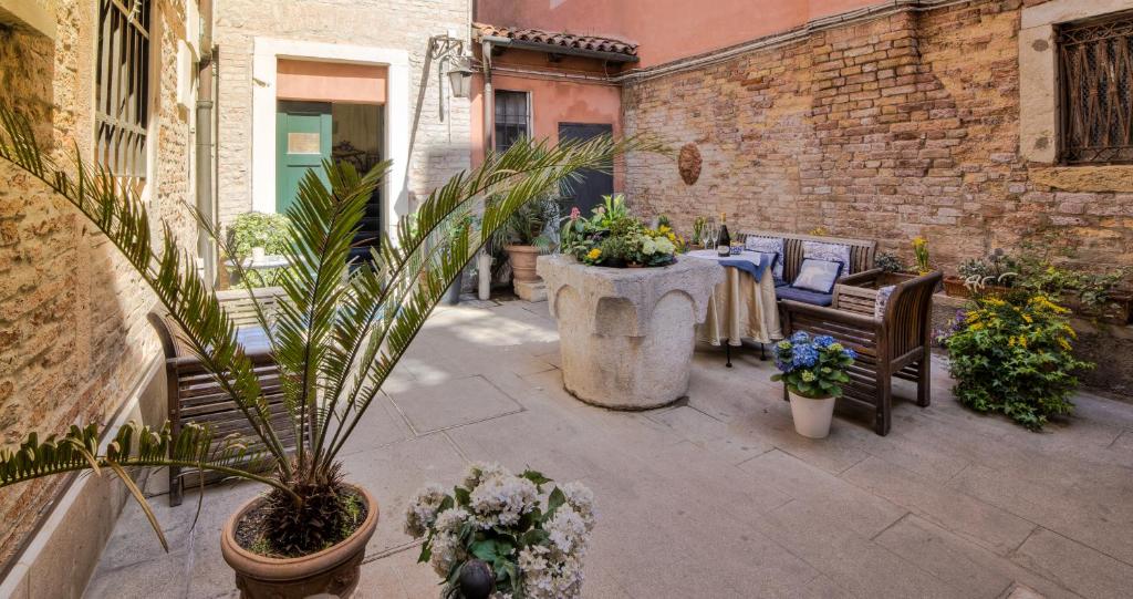 hotels with balcony in Venice Santa Croce