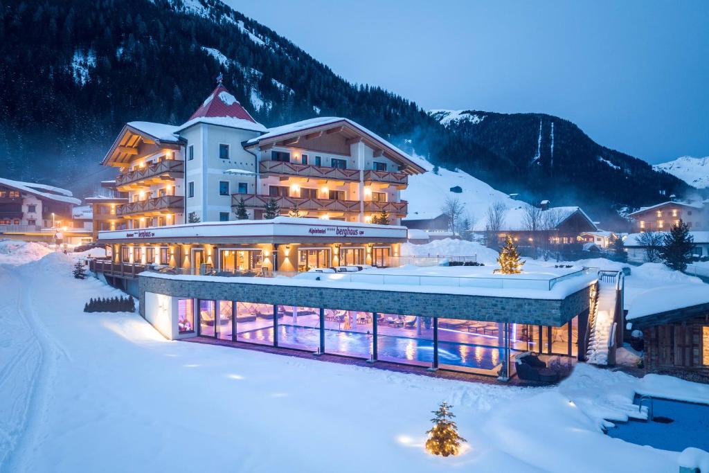 hotels with balcony in Tux