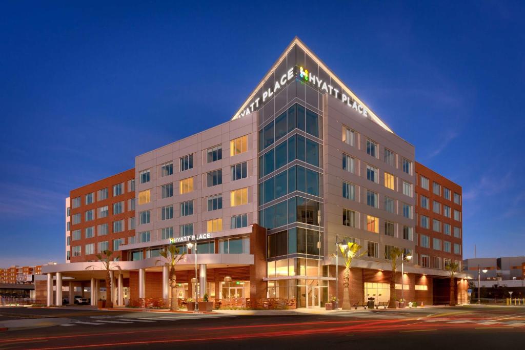 hotels with balcony in Oakland