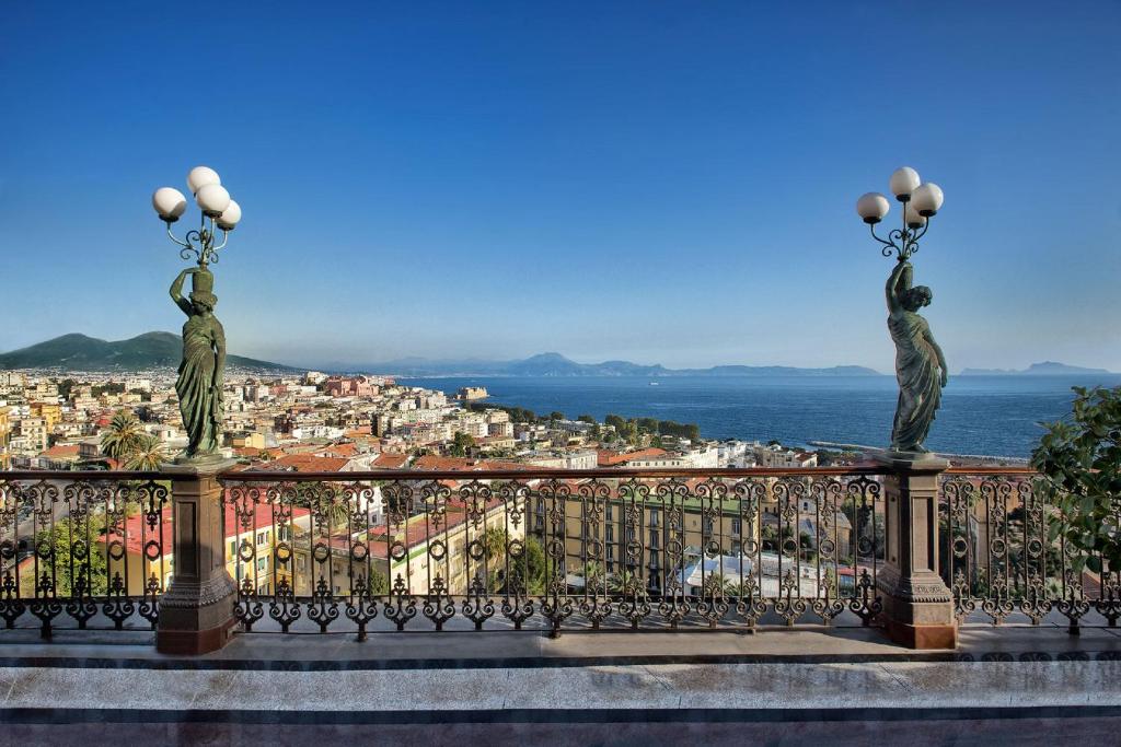 hotels with balcony in Napoli