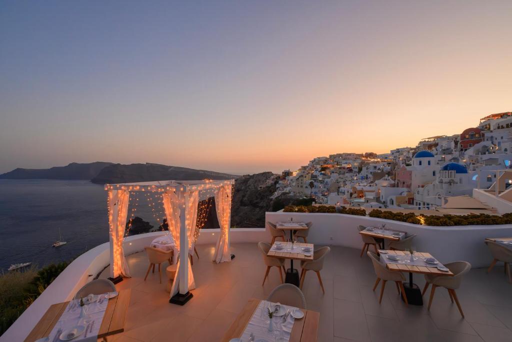 hotels with balcony in Oia Oia Sunset Photo Point