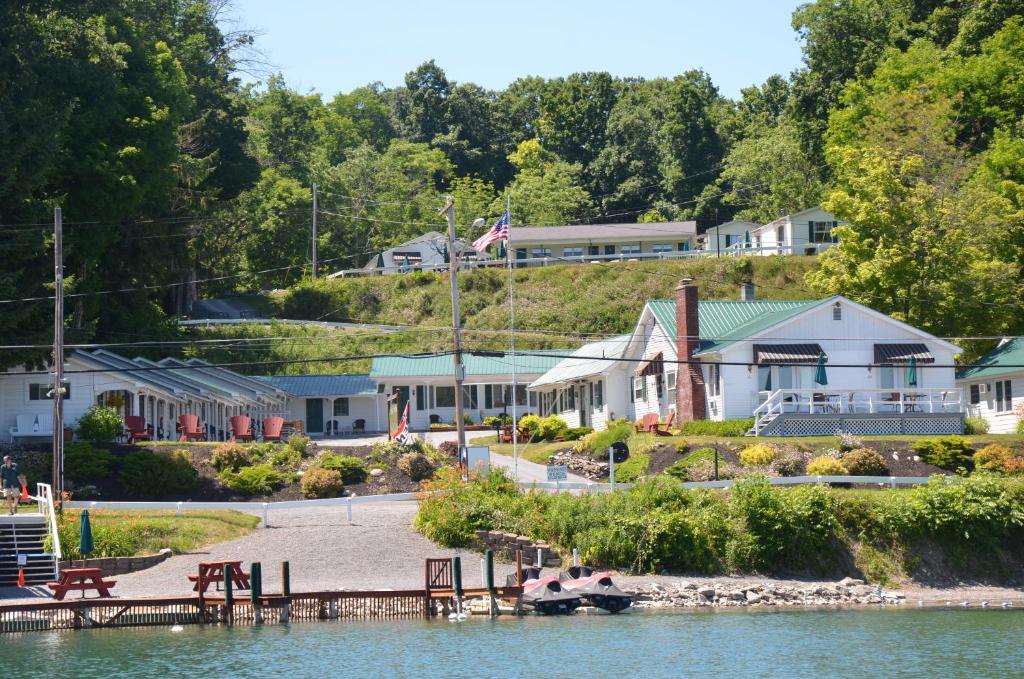 hotels with balcony in Cooperstown