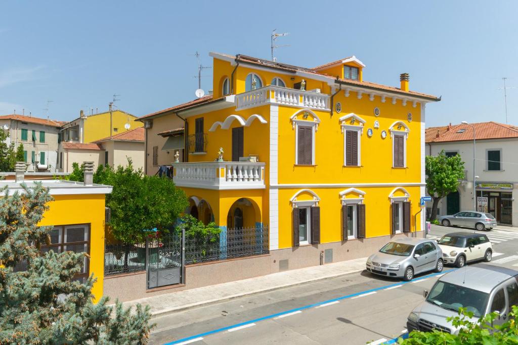 hotels with balcony in Follonica