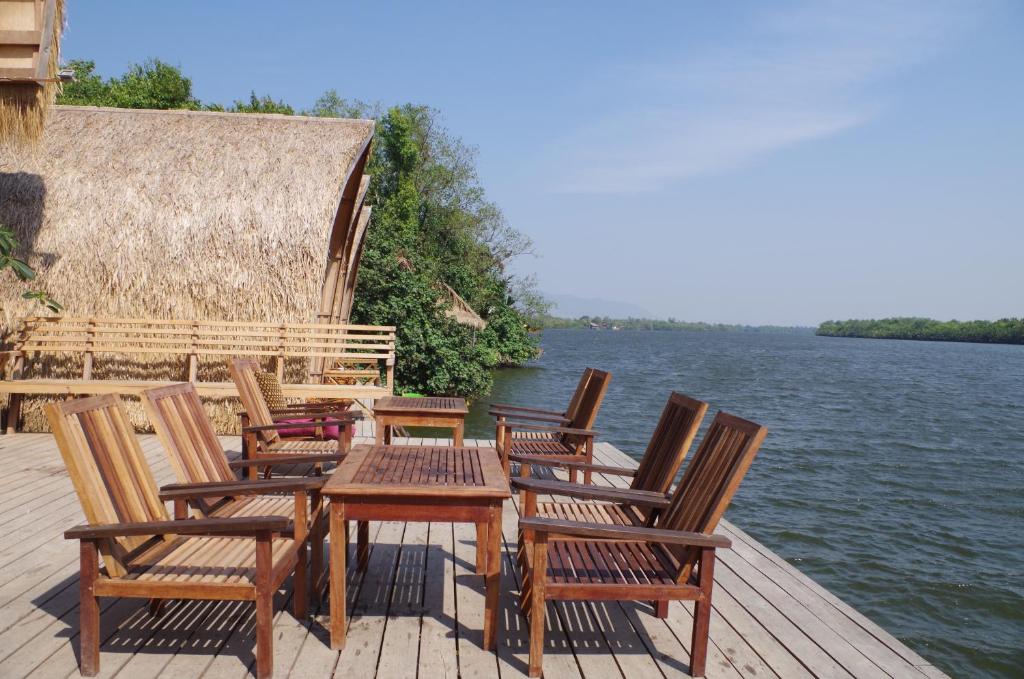 hotels with balcony in Kampot