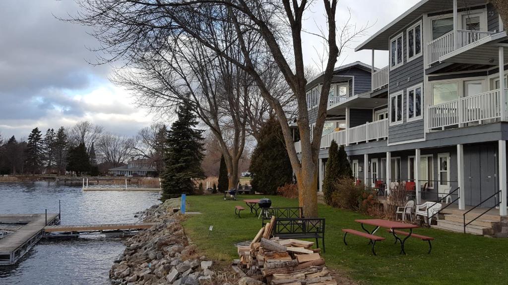 hotels with balcony in Wisconsin