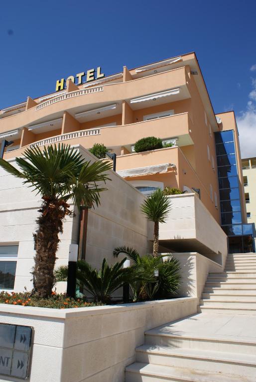 hotels with balcony in Makarska