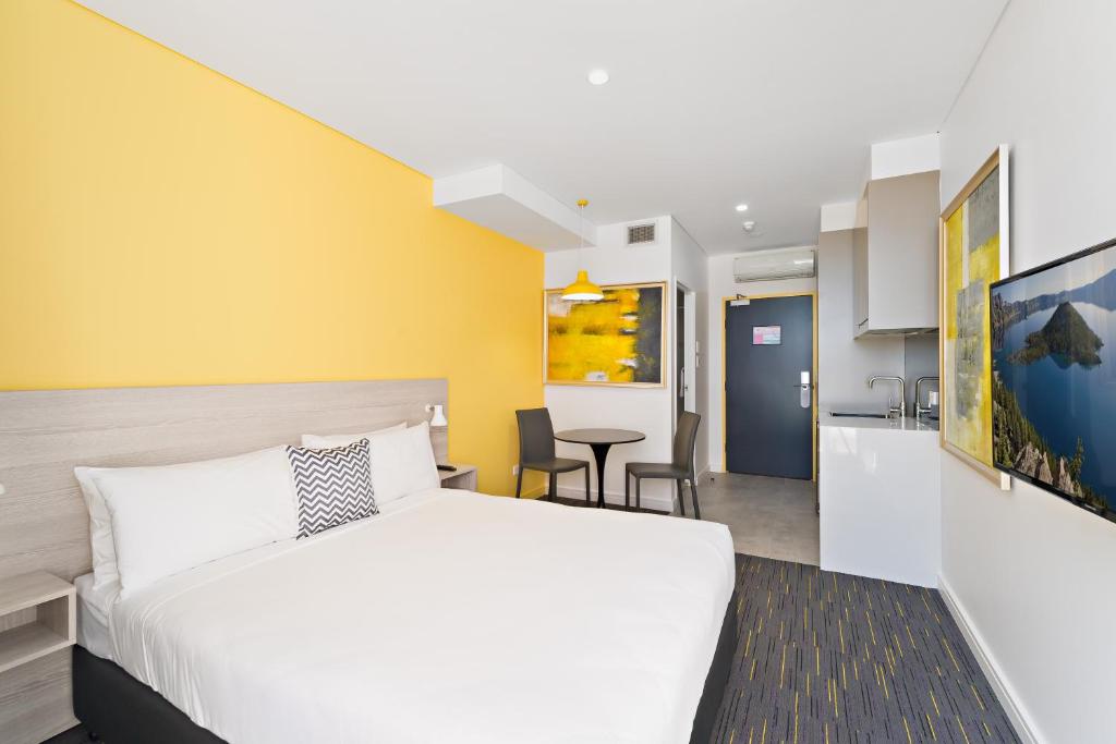 hotels with balcony in Sydney Mascot