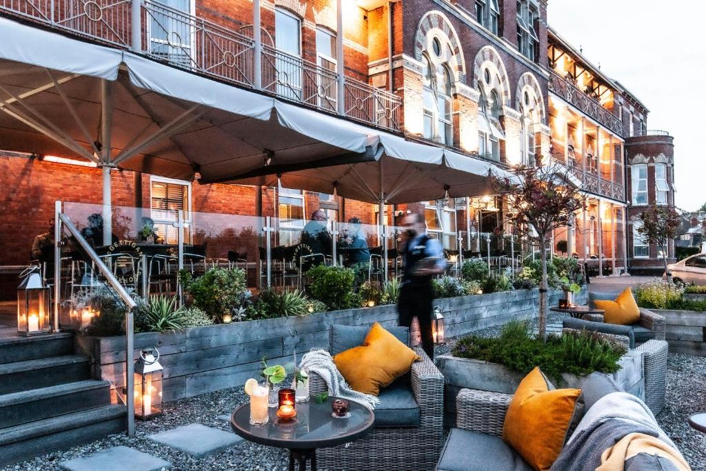 hotels with balcony in Cork