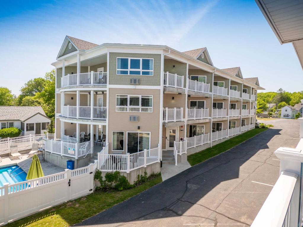 hotels with balcony in York Beach