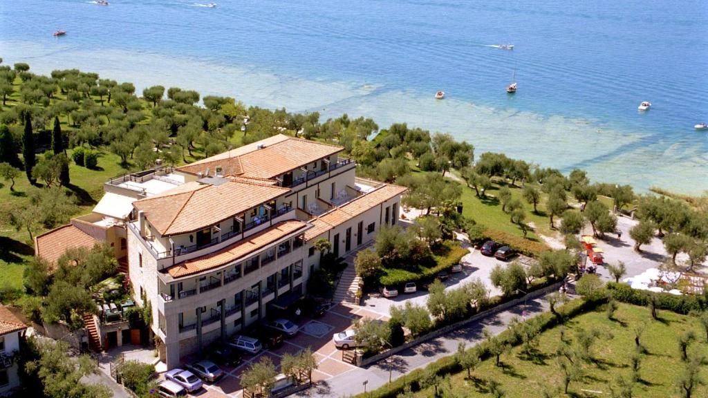 hotels with balcony in Sirmione