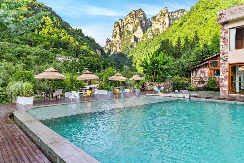 hotels with balcony in Zhangjiajie