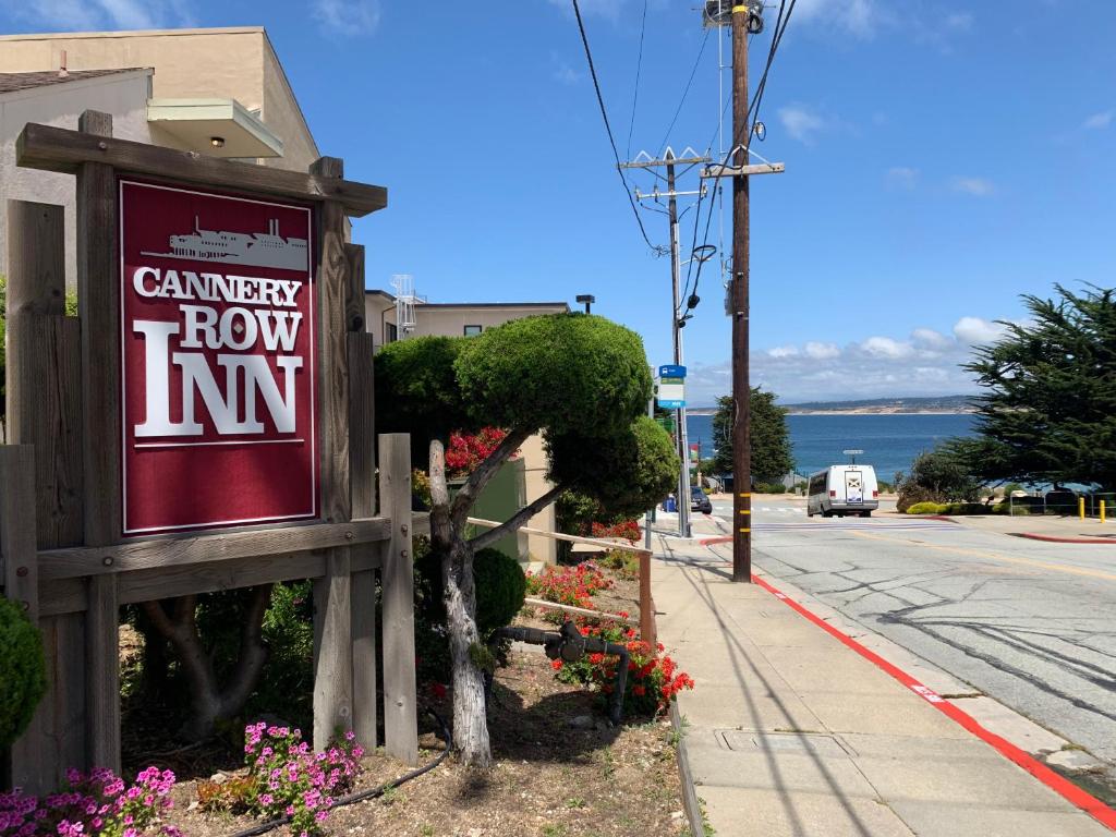 hotels with balcony in Monterey