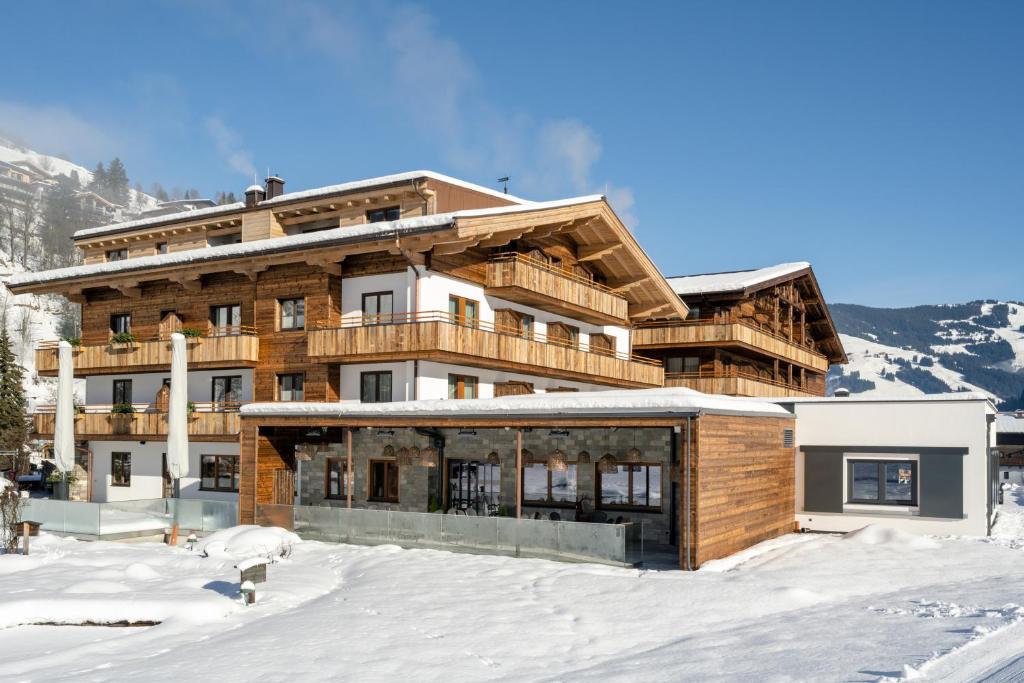 hotels with balcony in Saalbach