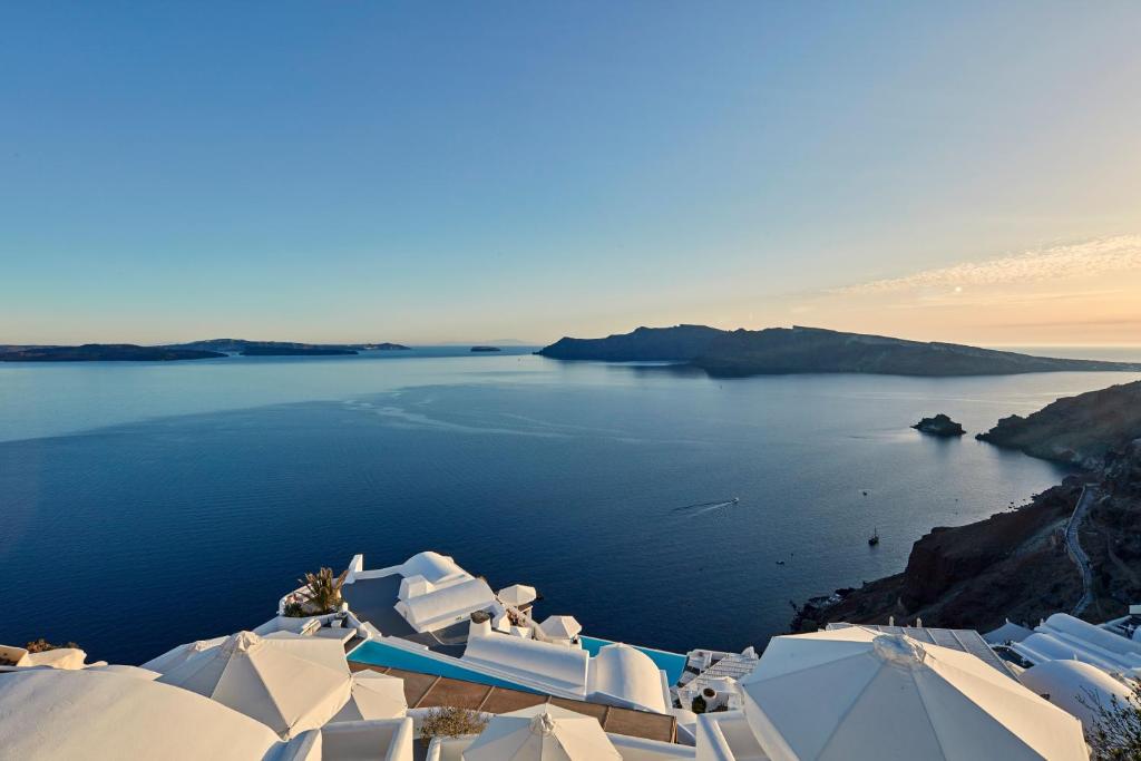 hotels with balcony in Oia