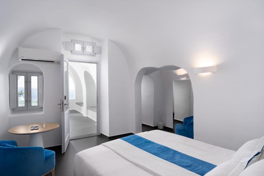 hotels with balcony in Oia Panagia