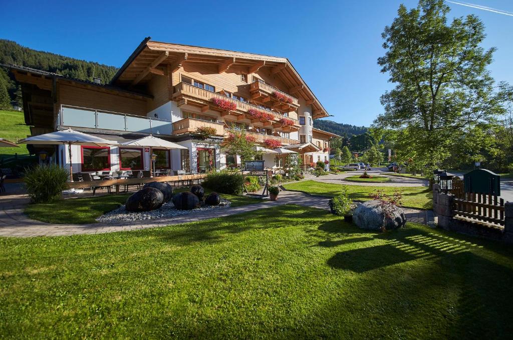 hotels with balcony in Saalbach