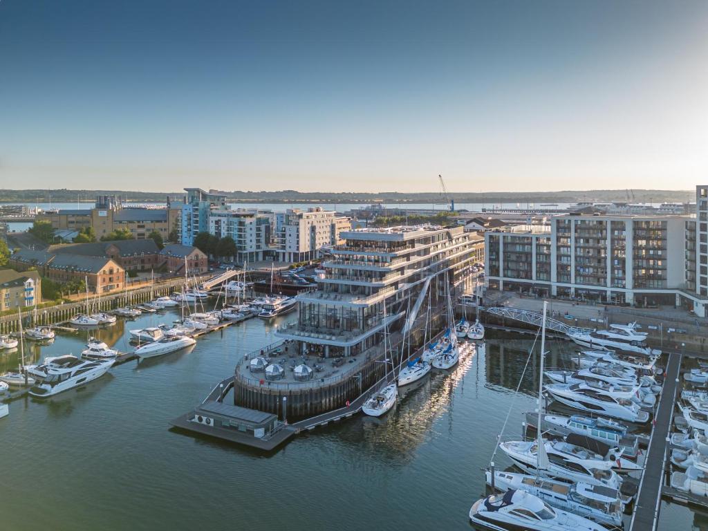 hotels with balcony in Hampshire