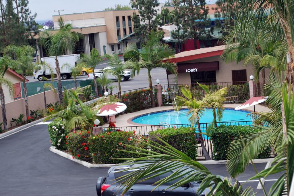 hotels with balcony in Anaheim