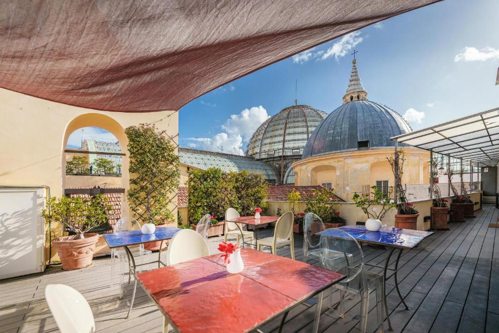 hotels with balcony in Napoli