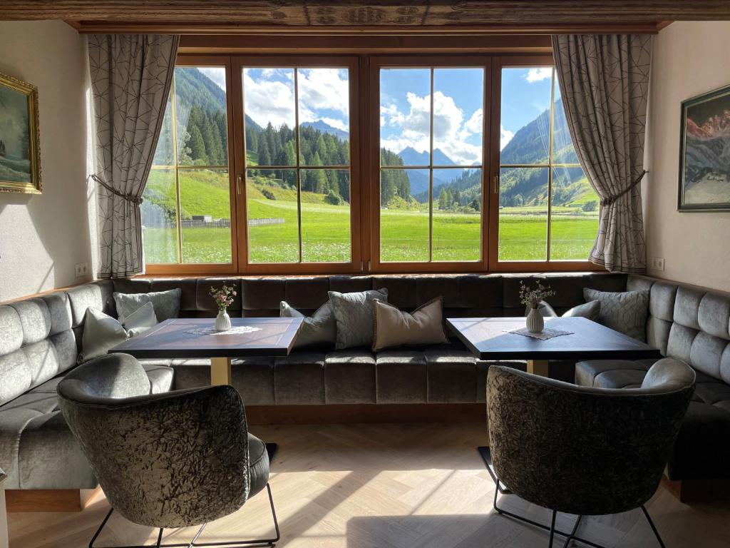 hotels with balcony in Ischgl