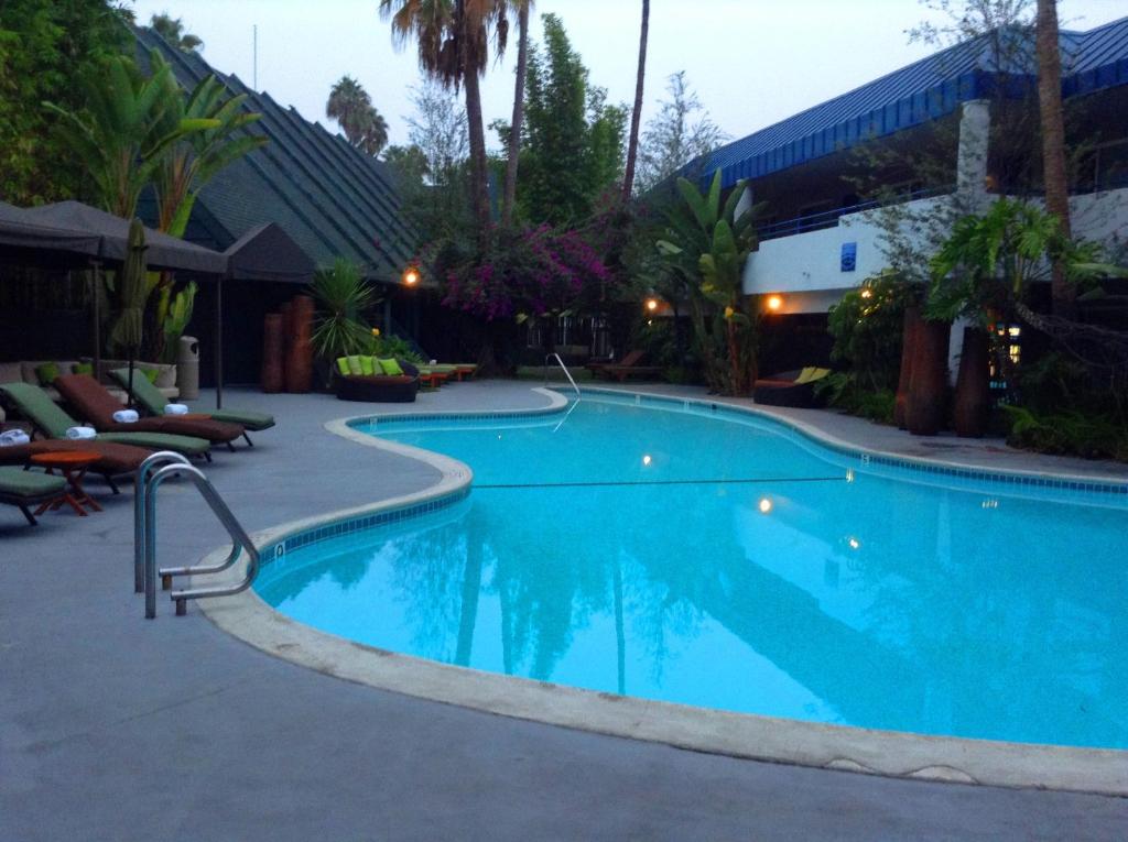 hotels with balcony in Long Beach