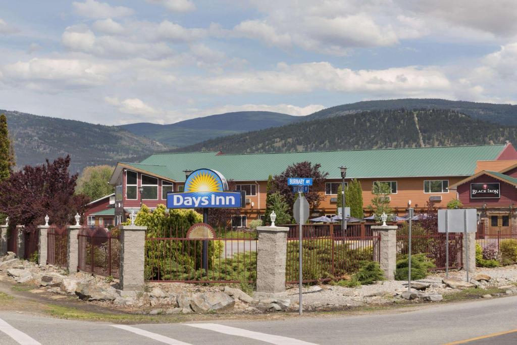 hotels with balcony in Penticton