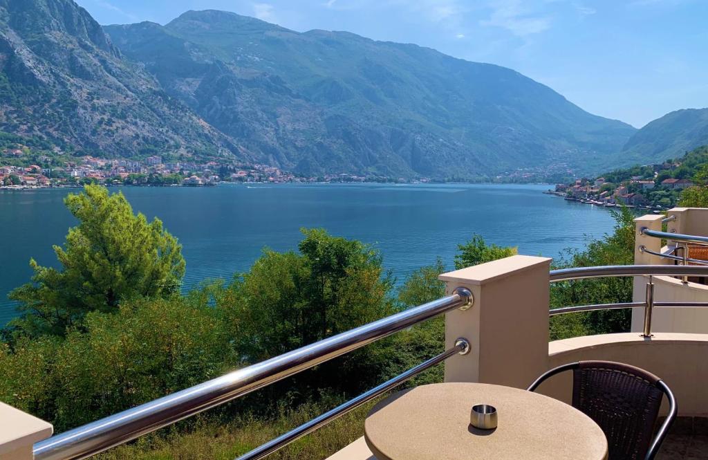 hotels with balcony in Kotor