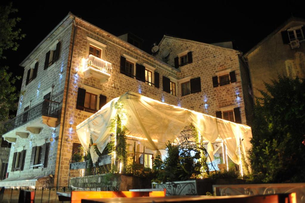 hotels with balcony in Kotor