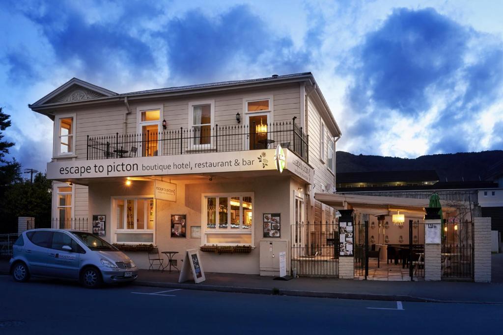 hotels with balcony in Picton New Zealand