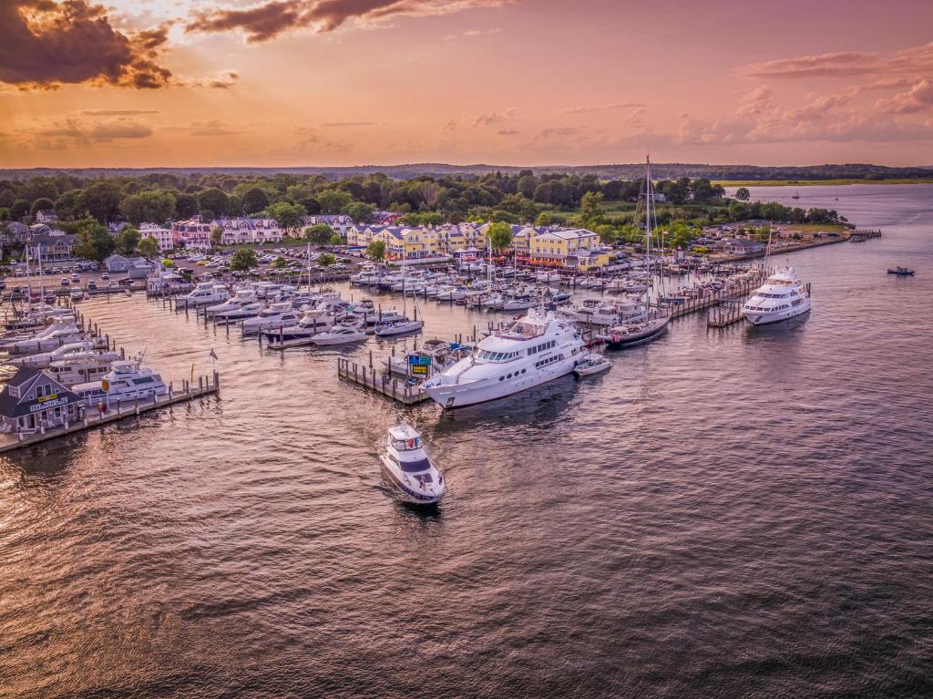 hotels with balcony in Connecticut