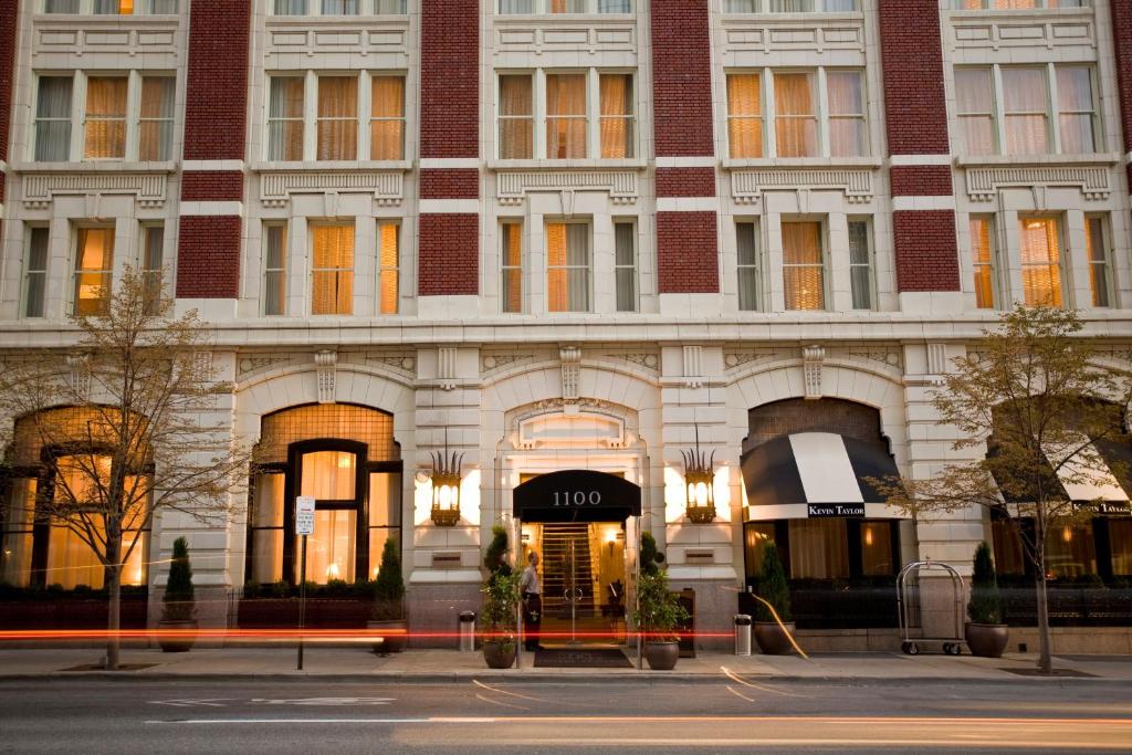 hotels with balcony in Denver Molly Brown House Museum