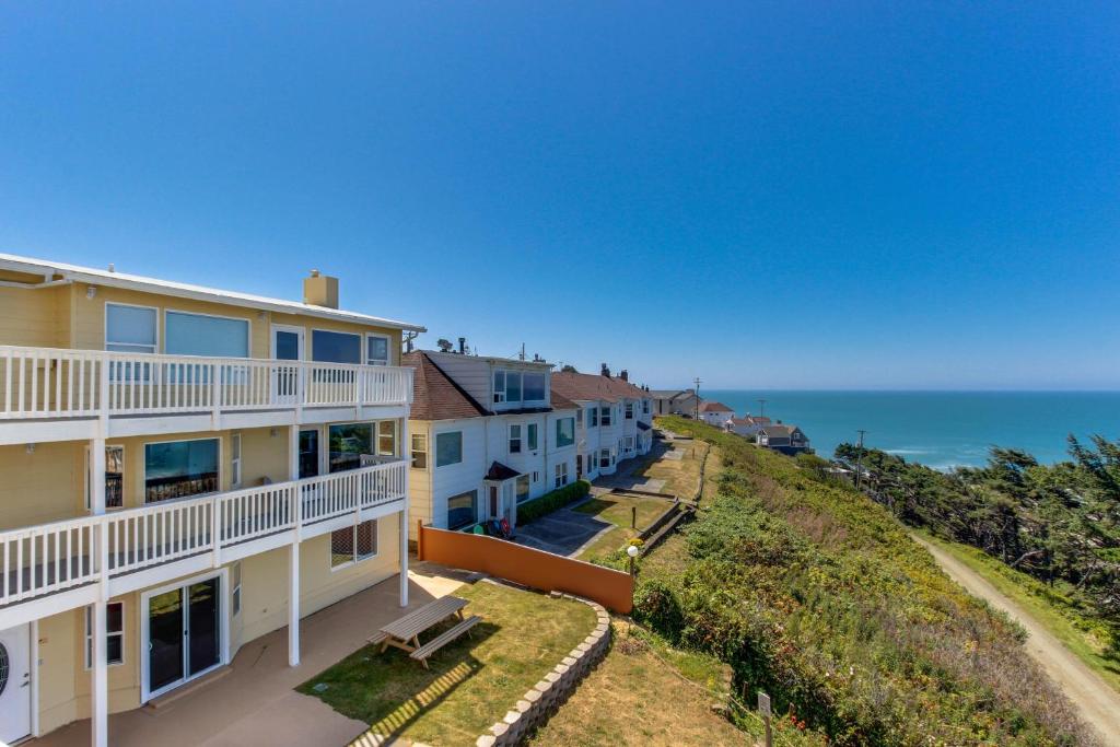 hotels with balcony in Lincoln City