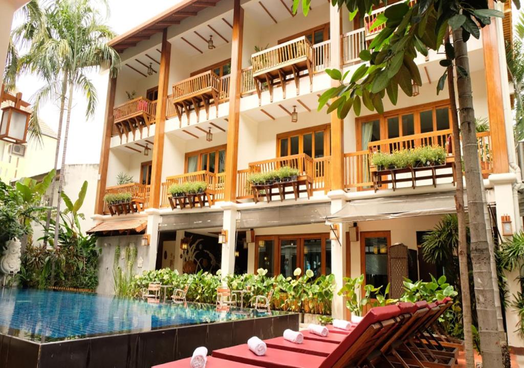 hotels with balcony in Chiang Mai Thailand Wat Chiang Man