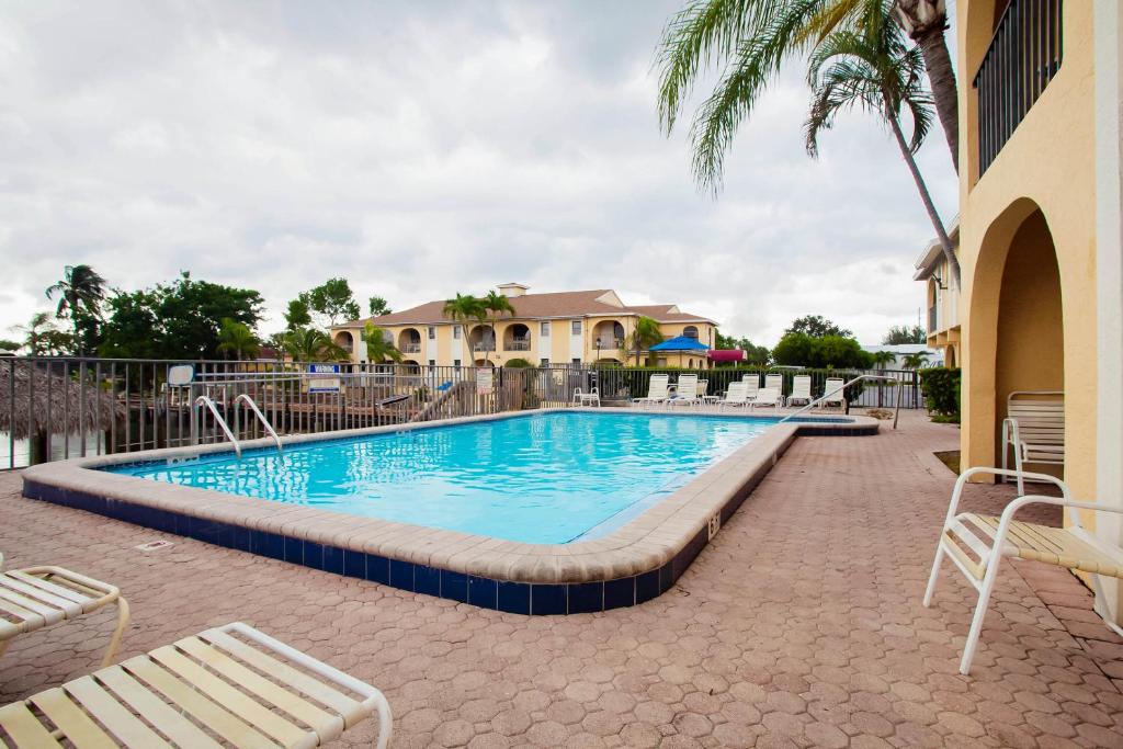 hotels with balcony in Cape Coral