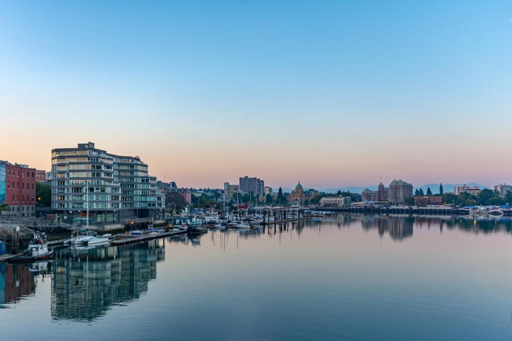 hotels with balcony in Victoria Canada Inner Harbour