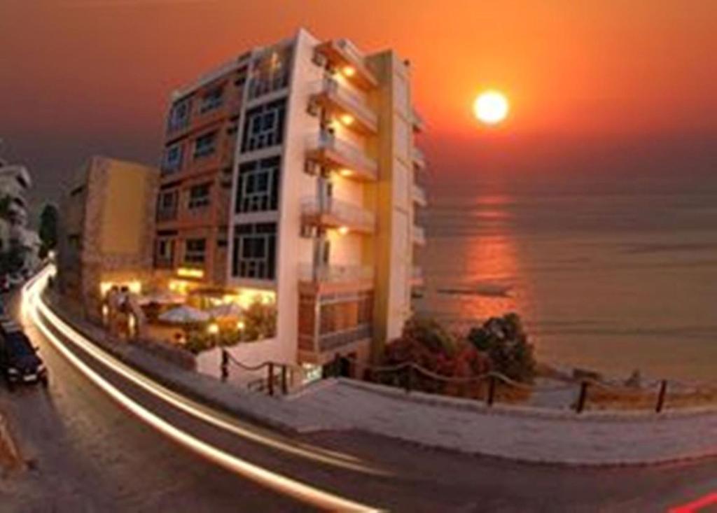 hotels with balcony in Jbeil