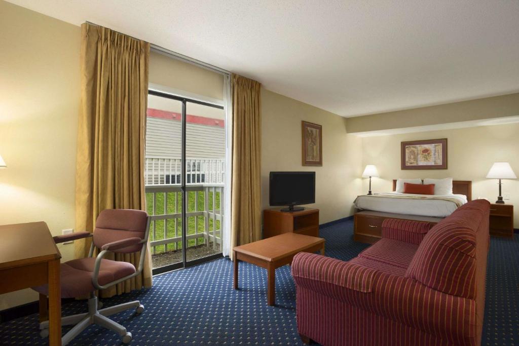 hotels with balcony in Grand Rapids