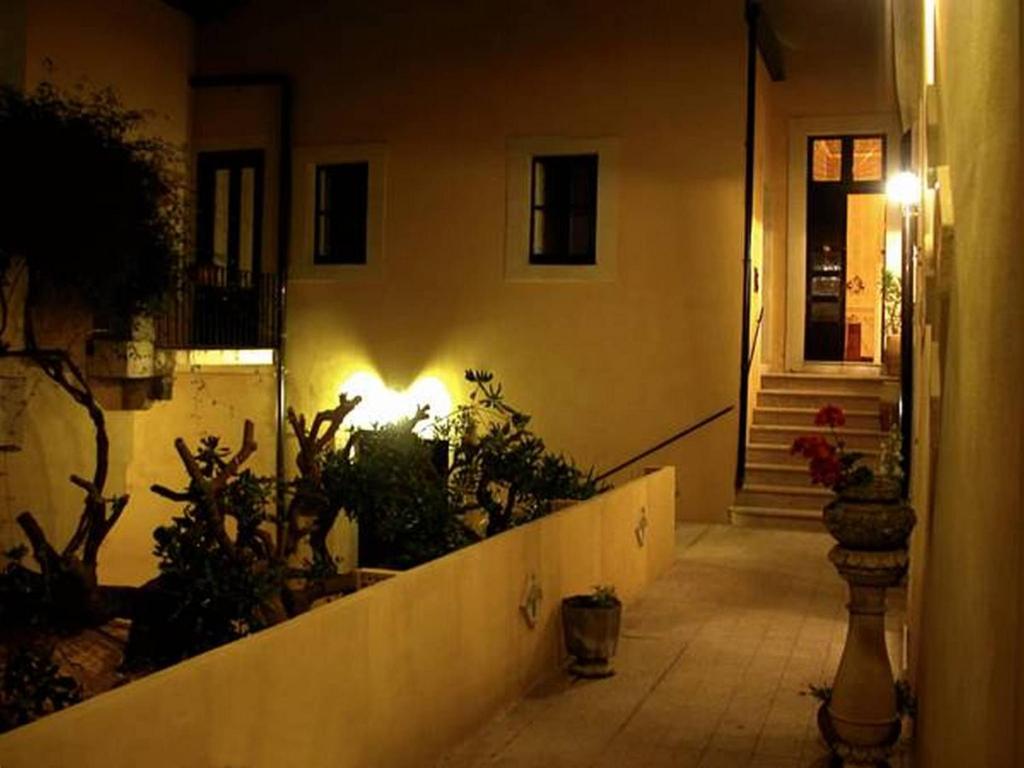 hotels with balcony in Noto