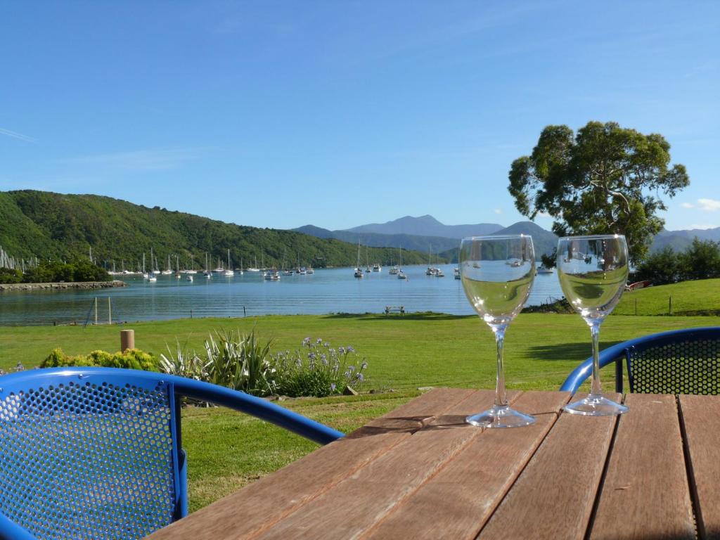 hotels with balcony in Picton New Zealand