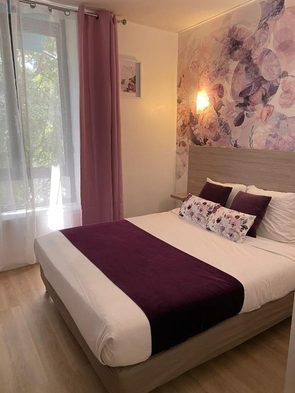 hotels with balcony in Nimes