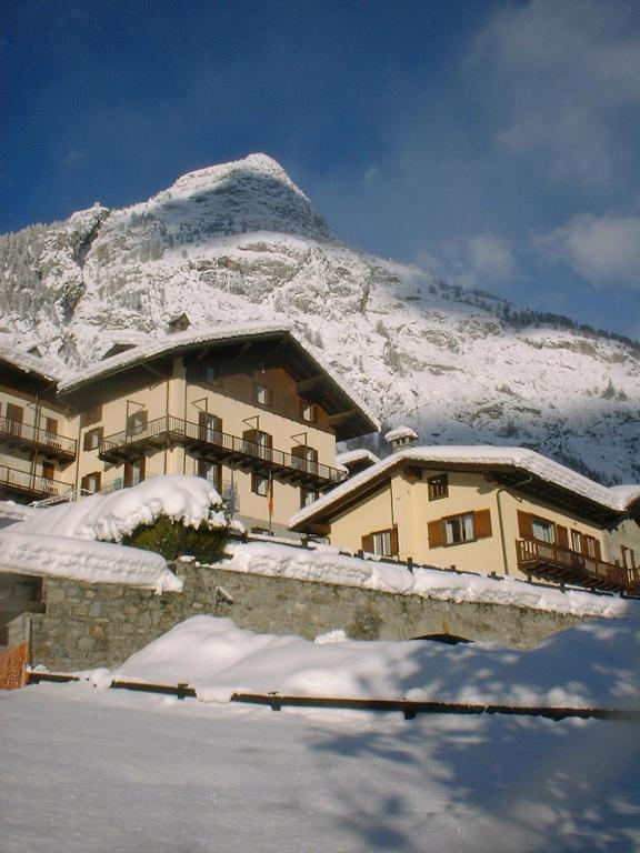 hotels with balcony in Courmayeur