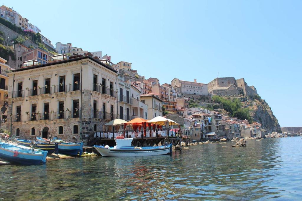 hotels with balcony in Calabria