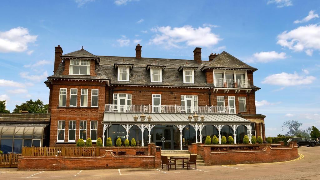 hotels with balcony in Suffolk